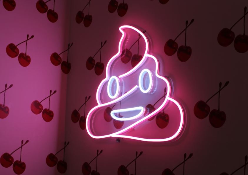 옷에 묻은 똥 씻어내는 꿈